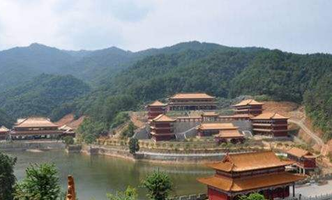 江西一高校打造仿古校区 装潢和古代皇宫类似