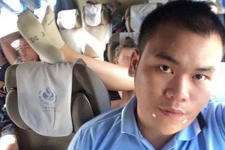 美女女游客在大巴上拖鞋翘脚 熏坏泰国小伙臭脚臭气熏天难闻