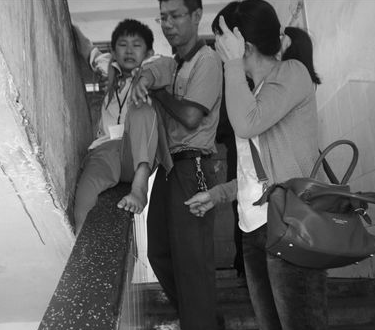 学生被卡校楼梯间小学生贪玩滑楼梯扶手不慎被