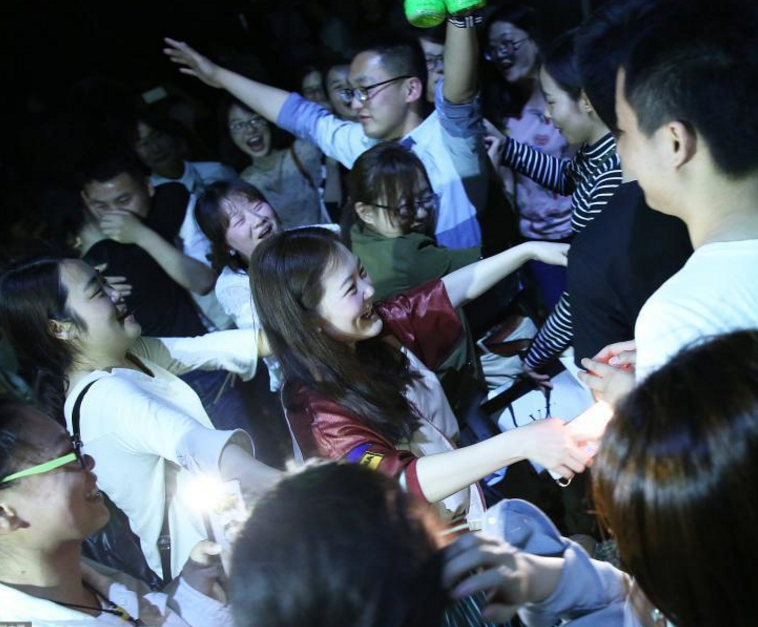 女生持手机摆心形 男生穿婚纱毕业照走红 毕业