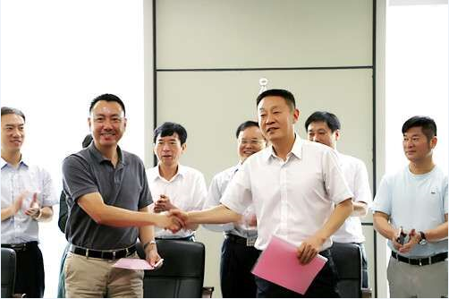 新乡市工商联主席朱云卿一行来泉考察交流