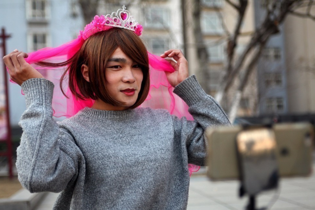 泰国辣眼男子中学展示 男主播男扮女装与广场