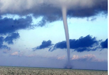 广西现龙吸水奇观 巨大水柱从海上冲入云霄场