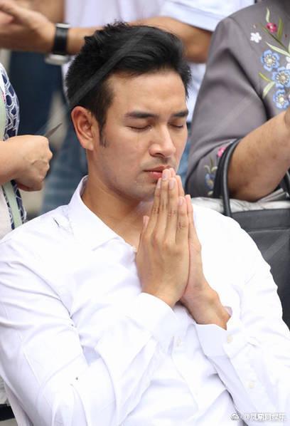 泰国男星剃度出家 身高183长相出众还获选为2015年度最想拥抱男艺人