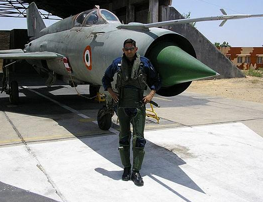 首位女首席飞行员_飞行员收入曝光(3)