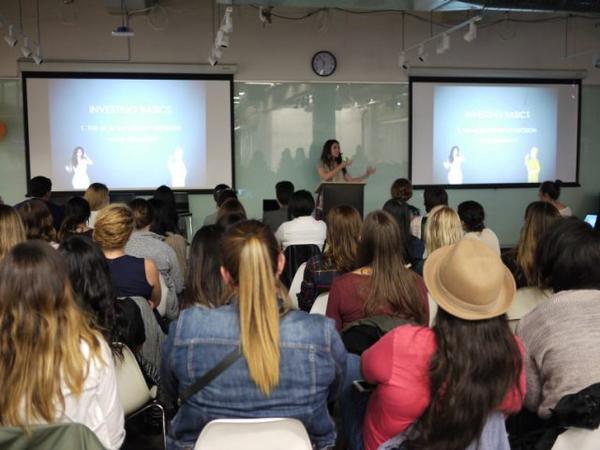 国外女子在垃圾桶寻食闻所未闻 8个月仅省下20多万令人震惊