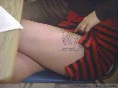 女孩腿上写满小抄活久见 把答案写在敏感部位男老师无从下手