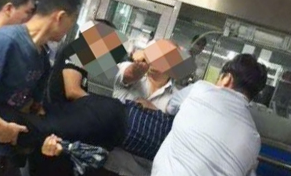 北京打击地铁色狼 猥琐男地铁伸咸猪手被抓竟称：我喜欢谁就摸谁