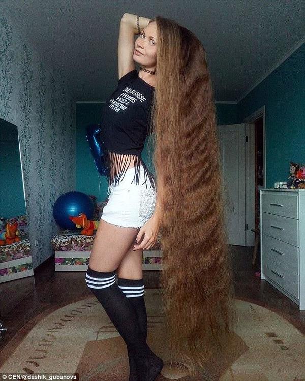 俄罗斯美女14年未剪发发长1.5米　只为一个赌？