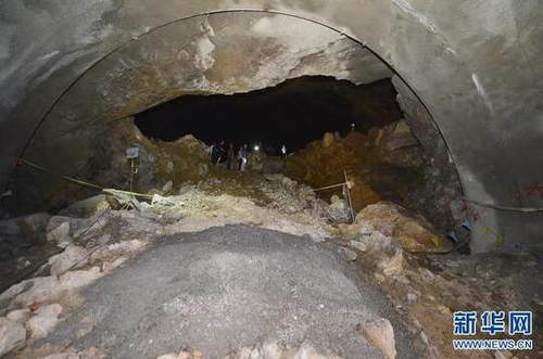 隧道内现大型溶洞 给高速施工队带来不小的麻烦