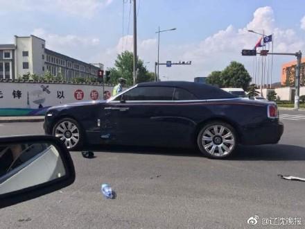 脱帽鞠躬致谢车主 外卖小哥闯红灯撞豪车 车主