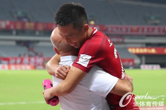 2017年足协杯半决赛首回合:上海上港2:1胜广州恒大 贺惯补时绝杀