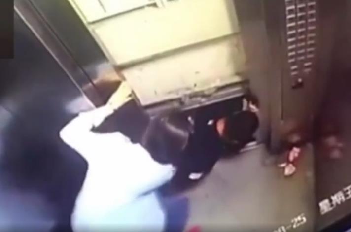 视频/图:一家三口遭“电梯惊魂”丈夫瞬间坠井身亡堪比死神来了