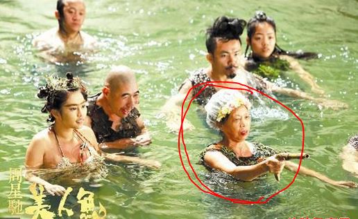 她因丑被周星驰看中！本来在村里种地，如今月入超100万