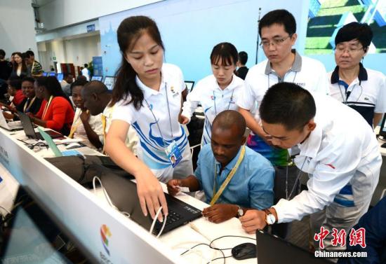9月3日,新闻中心工作人员为外国记者调试网络。
<a target='_blank' href='http://www.chinanews.com/'>中新社</a>记者 王东明 摄