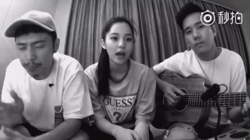 欧阳娜娜和好友弹唱英文歌 想听原声的娜铁们