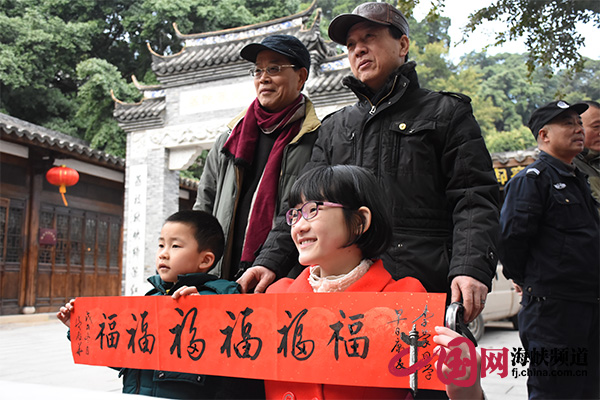 我们的节日·春节主题活动丰富多彩 文明红