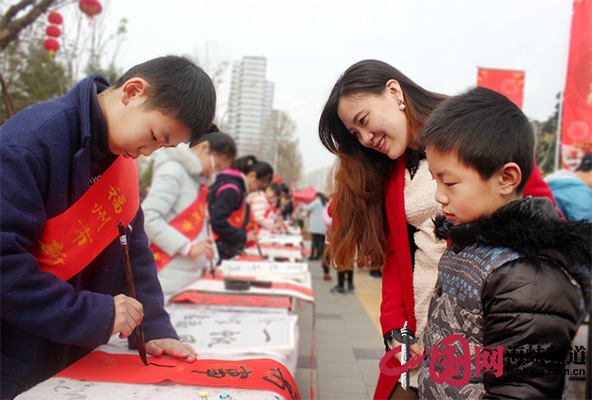 我们的节日·春节主题活动丰富多彩 文明红