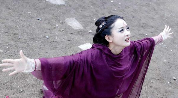 孙俪赵丽颖穿戏服去领奖 一个被赞一个却被骂